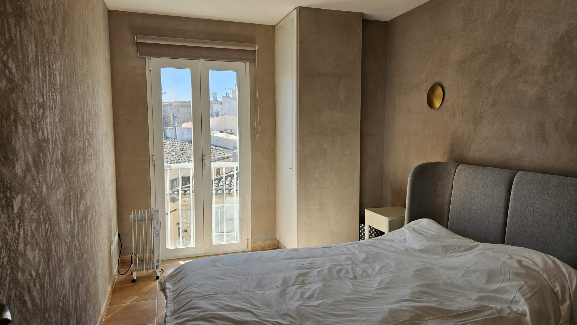 Dormitorio con luz natural