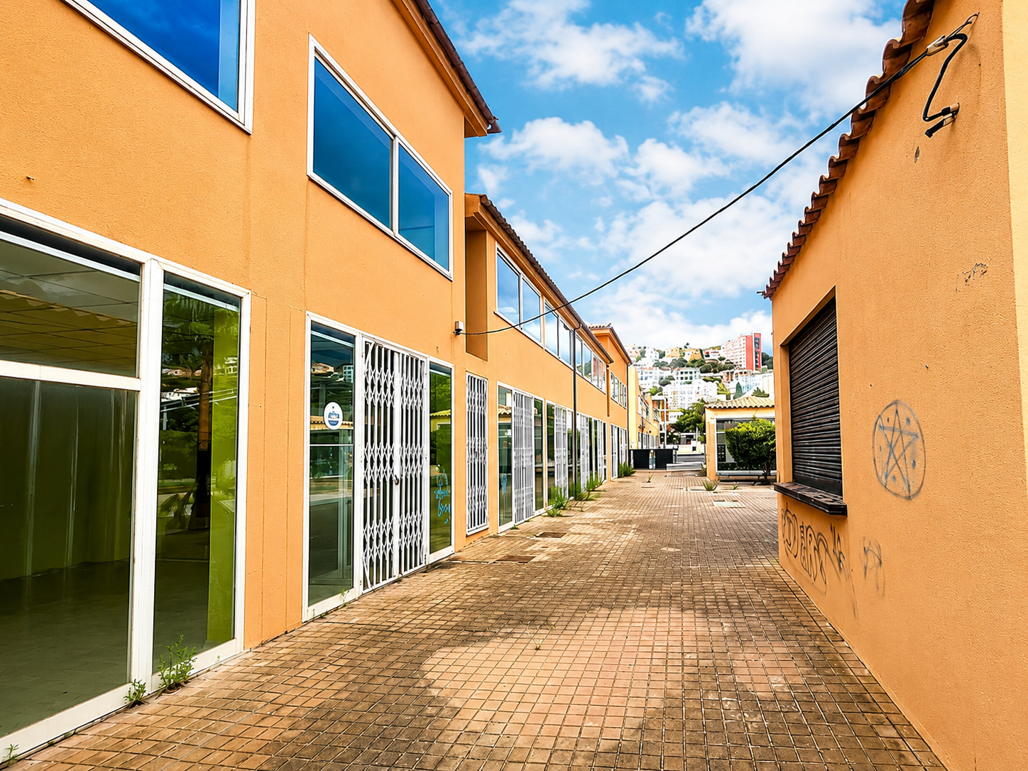 Zona de acceso a los locales comerciales